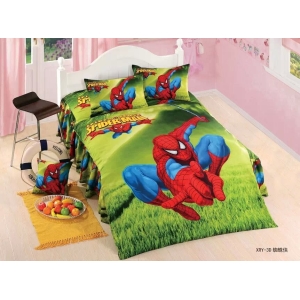 Parure de lit verte Spiderman. Bonne qualité, confortable et à la mode sur un lit dans une maison