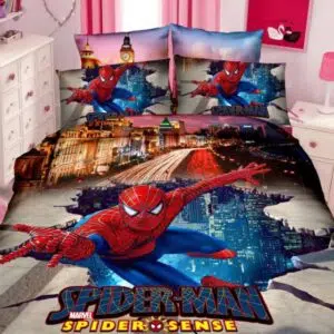 Parure de lit Spiderman en plein action. Bonne qualité, confortable et à la mode sur un lit dans une maison