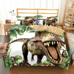 Dans une chambre le lit est décoré d'une parure avec énorme T-Rex en train de rugir, le reste de la couverture est décoré de feuille de forêt, les coussins sont assortis, à droite du lit il y a un banquette en bois avec les coussins blanc, et un meuble étagère en bois, à gauche du lit il y a une table de chevet en bois et des jouets