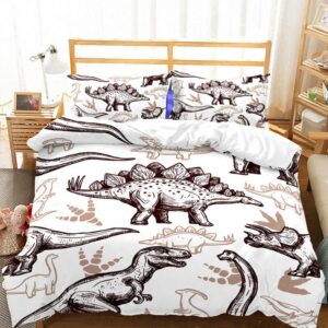 Dans une chambre le lit est décoré d'une parure avec plusieurs de dinosaures dessinés, le reste de la couverture est blanche, les coussins sont assortis, à droite du lit il y a un banquette en bois avec les coussins blanc, et un meuble étagère en bois, à gauche du lit il y a une table de chevet en bois et des jouets