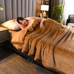 Parure pour lit polaire épaisse et douce de couleur marron. Bonne qualité, confortable et à la mode sur un lit dans une maison