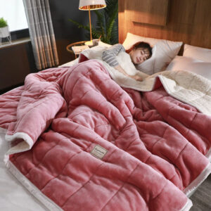 Parure de lit épaisse polaire et en flanelle rose. Bonne qualité, confortable et à la mode sur un lit dans une maison