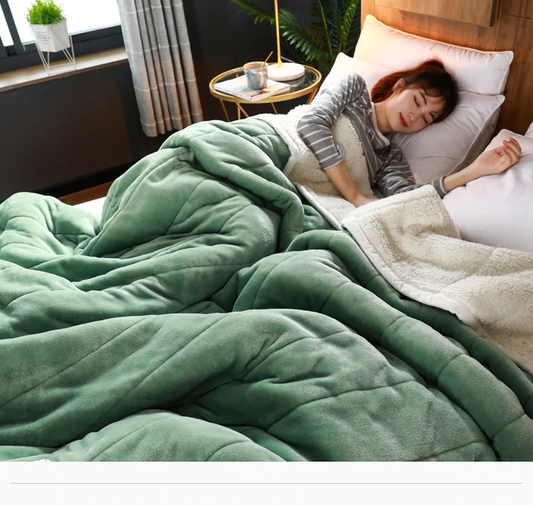 Parure de lit épaisse polaire et en flanelle verte. Bonne qualité, confortable et à la mode sur un lit dans une maison