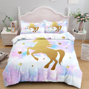 Parure représentant une licorne dorée autour d'étoiles dorées dans les nuages de couleurs blancs, violets et bleus dans une chambre au sol beige et au mur blanc