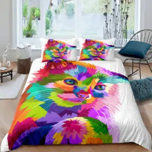 Parure de lit représentant un chat aux yeux bleus et au pelage multicolore sur un fond blanc dans une chambre avec parquet et mur blanc