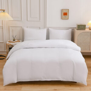 Parure de lit de couleur beige dans une chambre au style scandinave avec du parquet et un mur blanc