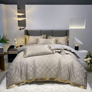 Parure de lit en satin avec des carreaux de couleur gris et doré devant un mur blanc et un tapis de fourrure blanc