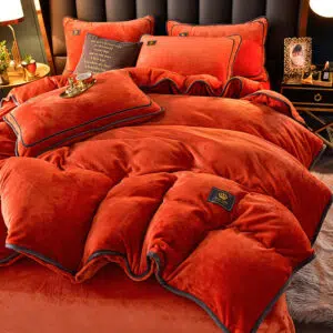 Parure de lit de couleur unie terracotta avec une tasse de thé dorée posée dessus, dans une chambre au ton sombre