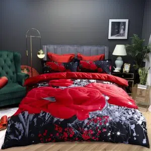 Parure de lit romantique de couleur noir avec des motifs de roses rouges dans une chambre au mur noir et au sol en couleur bois parquet