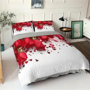 Parure de lit romantique blanche à roses rouges. Bonne qualité, confortable et à la mode sur un lit dans une maison