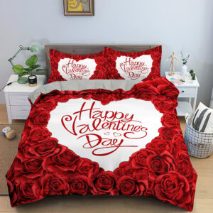 Parure de lit romantique de Saint Valentin avec des motifs de rose rouges entourant un coeur au fond blanc dans une chambre au mur blanc et le sol beige parquet
