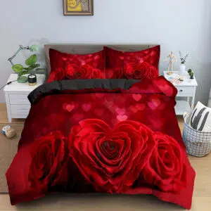 Parure de lit de couleur rouge avec des motifs de roses rouges en forme de coeur dans une chambre avec un mur blanc et un sol de couleur beige