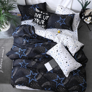 Parure de lit de couleur noire et blanche avec des étoiles bleues dans une chambre au sol gris