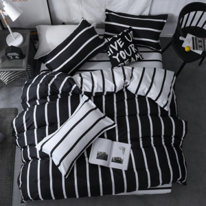 Parure de lit moderne de couleur noire et aux rayures blanches dans une chambre au sol gris