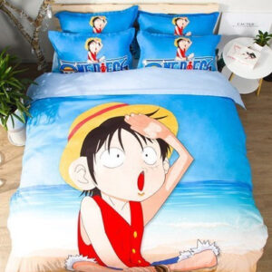 Parure de lit One piece multicolore où l'on voit le personnage Monkey D. Luffy sur une île déserte en plein soleil, cette parure est installée sur un lit dans une chambre avec une table de chevet ronde à droite et une plante verte à gauche