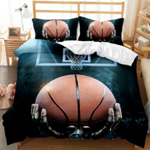 Parure de lit noire avec un ballon de basket tenu dans les mains de Michael Jordan, dans une chambre avec une table de chevet en bois à gauche et un meuble étagère à gauche