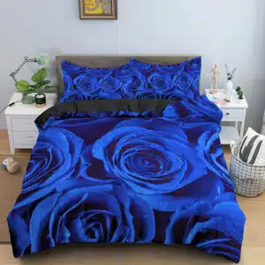 parure de lit entièrement recouverte d'un imprimé de grosses roses bleues, il y a une table de chevet blanche de chaque côté du lit