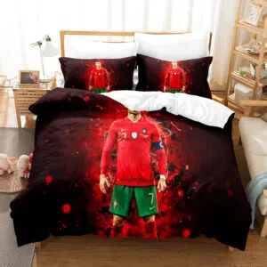 Parure de lit rouge avec la photo de cristiano ronaldo en taille réelle , dans une chambre avec une table de chevet en bois à gauche et un meuble étagère à gauche