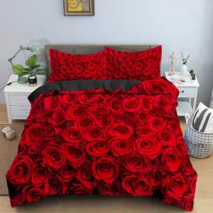 parure de lit entièrement recouverte d'un imprimé de roses rouges, il y a une table de chevet blanche de chaque côté du lit