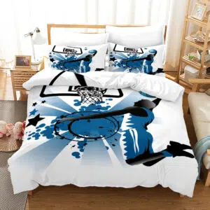 Parure de lit blanche et bleue avec la silhouette de Michael Jordan en train de marquer un panier de basket, dans une chambre avec une table de chevet en bois à gauche et un meuble étagère à gauche