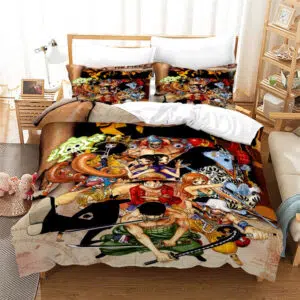 Parure de lit avec tous les personnages du manga One Piece, dans une chambre avec une table de chevet en bois à gauche et un meuble étagère à gauche