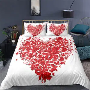 parure de lit avec un cœur rouge sur fond blanc, à gauche une table de chevet, à droite un siège