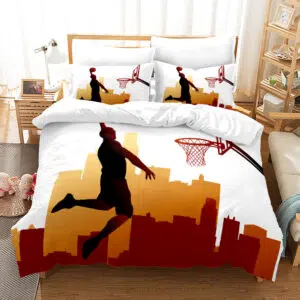 Parure de lit blanche et orange avec la photo de Michael Jordan dont la silhouette est en train de marquer un panier de basket, dans une chambre avec une table de chevet en bois à gauche et un meuble étagère à gauche