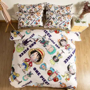 Parure de lit One piece multicolore avec plusieurs motifs des personnage de One Piece et des écritures, avec Monkey D. Luffy en élément central, sur la droite du lit il y a une table de chevet