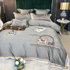 Parure de lit grise à motif cheval doux avec un fond une chambre, un tapis blanc