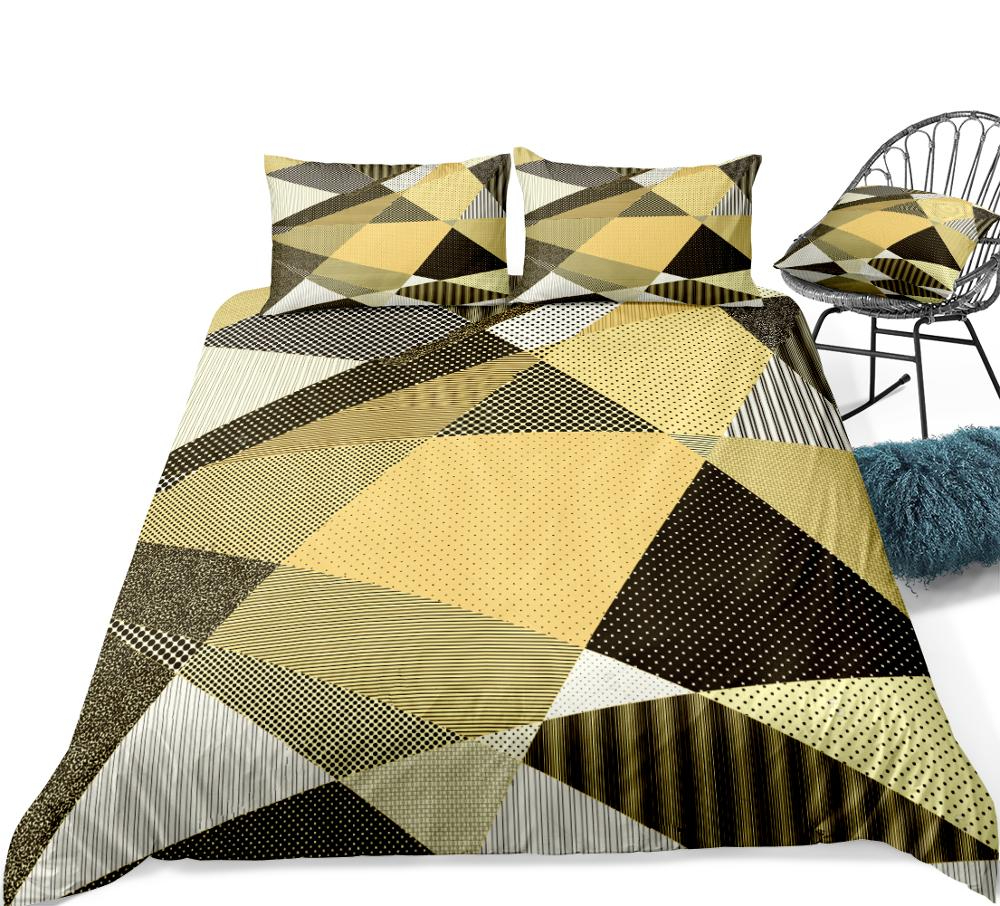 Parure de lit scandinave jaune et noire installée sur un lit et près d'une chaise assortie