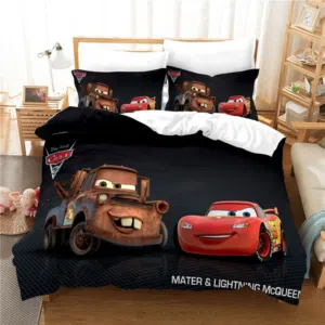 Parure de lit Cars avec Flash et Frank sur fond noir, installée dans une chambre pour enfant