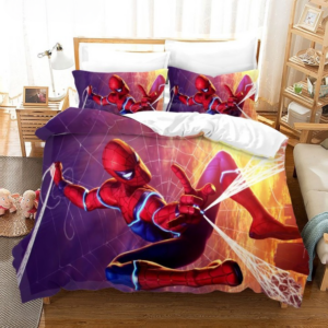 Parure de lit Spiderman dans sa toile d'araignée installée dans une chambre d'enfant sur le lit