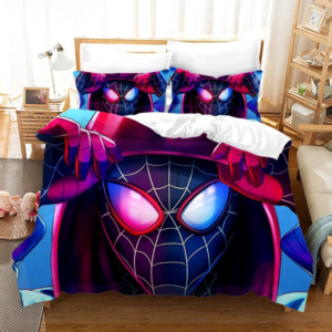 Parure de lit rouge et bleue Spiderman sous une capuche installée sur un lit dans une chambre d'enfant