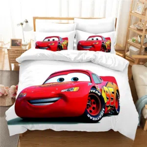 Parure de lit Cars avec Flash sur fond blanc installée sur un lit dans une chambre d'enfant