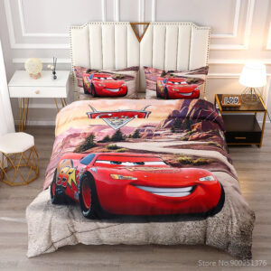 Parure de lit Cars avec Flash dans un canyon installée sur un lit dans une chambre d'enfant