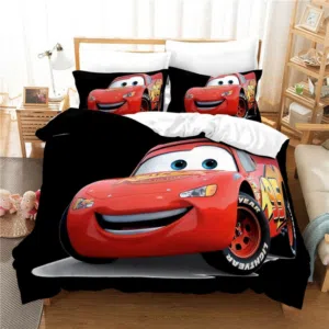 Parure de lit Cars rouge sur fond noir installée sur le lit d'une chambre d'enfant , avec à gauche une table de chevet et à droite des étagères en bois