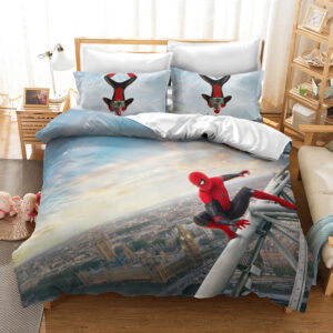 Parure de lit Spiderman au-dessus des toits de la ville installée sur un lit dans une chambre d'enfant