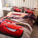 Parure de lit Cars avec Flash dans un canyon installée sur un lit dans une chambre d'enfant