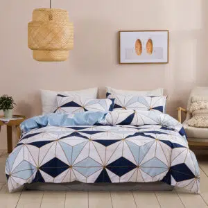 Parure de lit scandinave bleue et blanche installée sur un lit dans une chambre