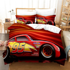 Parure de lit Cars rouge installée dans une chambre d'enfant