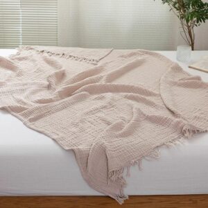 Couvre-lit rose en gaze de coton avec un fond une chambre
