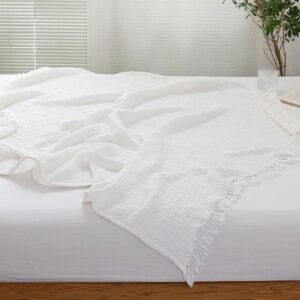 Couvre-lit blanc en gaze de coton avec un fond une chambre
