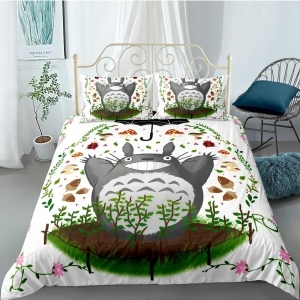 Parure de lit blanche imprimé Totoro avec motifs plantes avec un fond une chambre