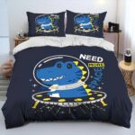 Parure de lit dinosaure avec la phrase " Need more space " avec un fond une chambre