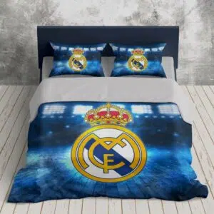 Parure de lit Real Madrid bleu clair pour deux personnes avec un fond une chambre