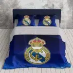Parure de lit Real Madrid bleu pour deux personnes avec un fond une chambre