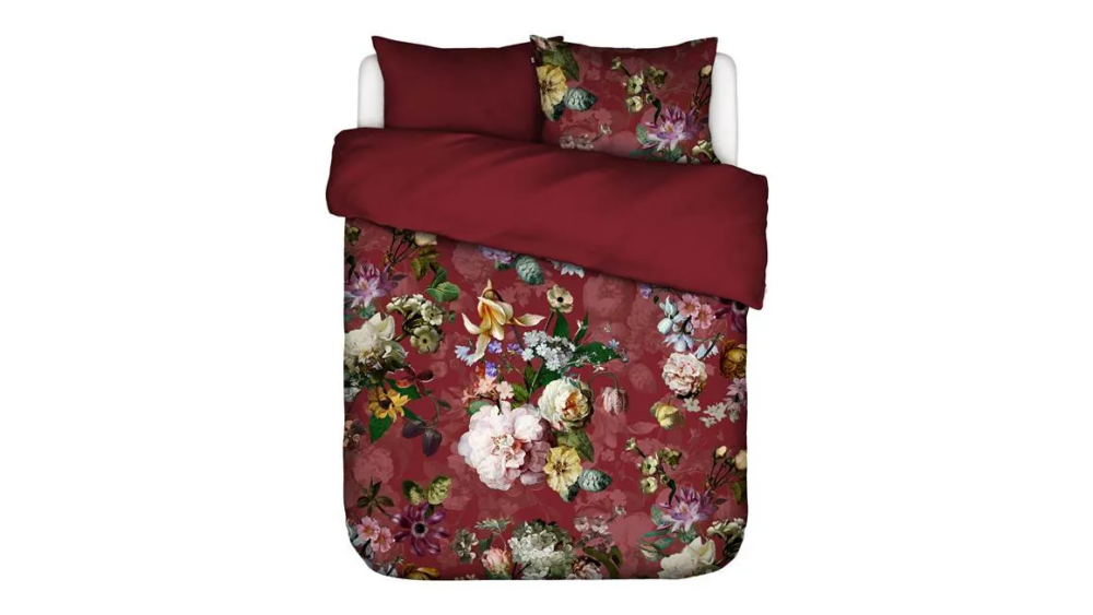 Parure de lit rouge à motif fleurs avec un fond blanc