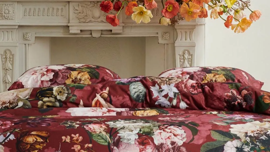 Parure de lit rouge à motif fleurs img Parure de lit bordeaux motif fleurs 03