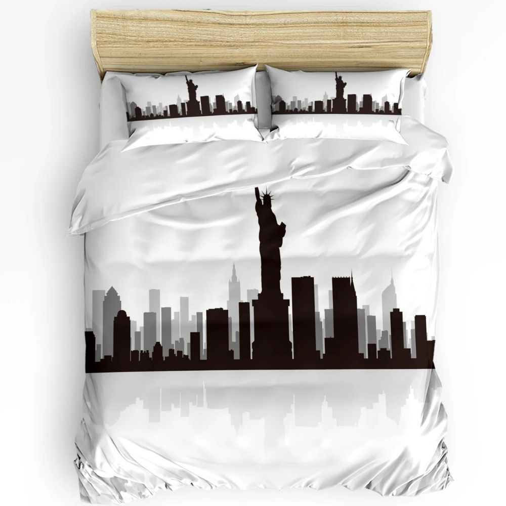 Parure de lit New York minimaliste représentant la statue de liberté et des buildings en noir sur fond blanc. Sur un lit double avec deux coussins assortis.