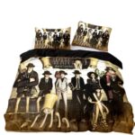 Parure de lit One Piece et sa bande style western sur un lit double avec deux coussins assortis. Sur fond blanc.
